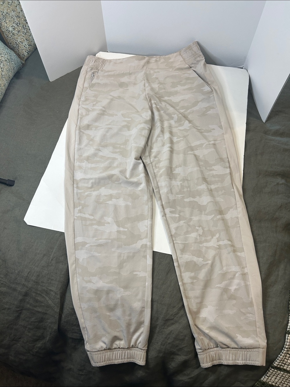 Athelta Women’s Beige Camo Jogger Pants ❤️